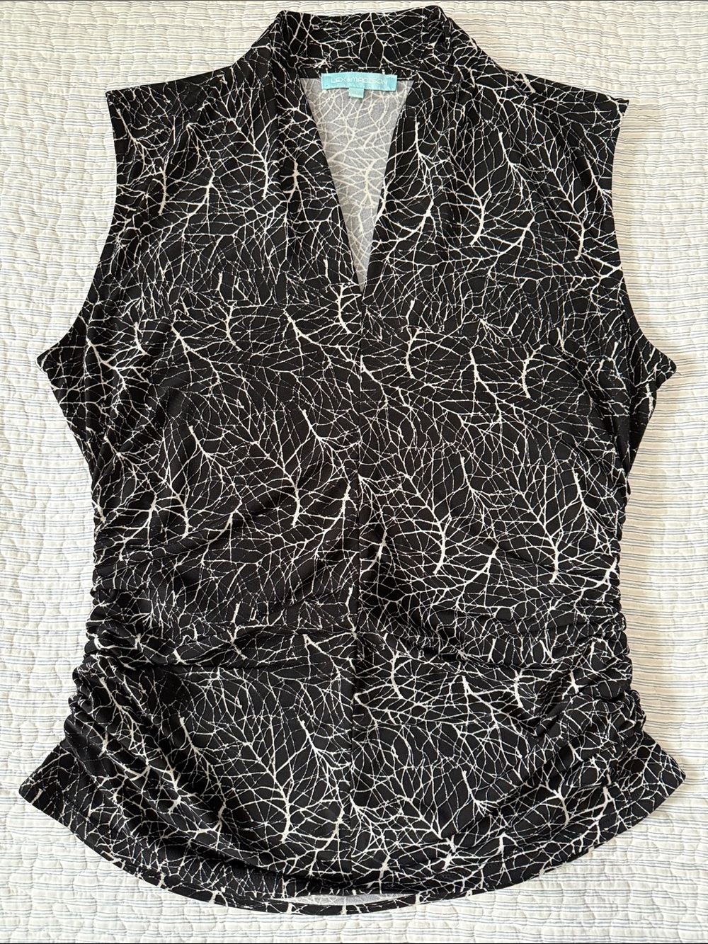 Winter Branches Side Ruched V-Neck Shell - Picture 4 of 9